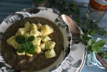 Crema di melanzane e cannellini con gnocchetti di caprino all’erba pepe