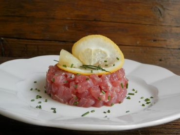 Tartare di tonno al pompelmo ed erba cipollina