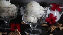 Gelato allo yogurt e panna alla vaniglia con le noci