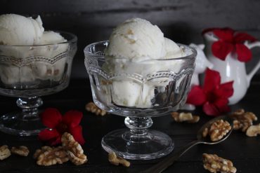 Gelato allo yogurt e panna alla vaniglia con le noci