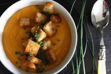 Crema di carote allo zenzero con crostini alla paprika