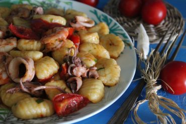 Gnocchi al sugo di mare con pomodorini