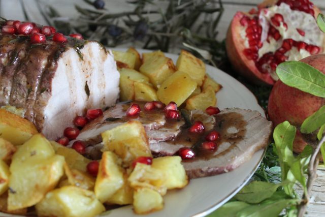 Arrosto Al Rosmarino E Santoreggia Con Salsa Al Vino Rosso E Melagrana Viaggiandoincucina