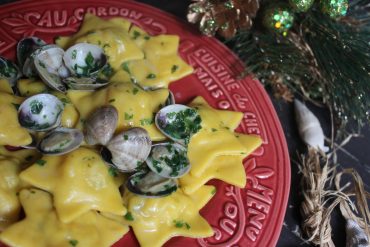 Stelle di pasta ripiene di vongole e gamberi