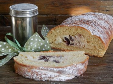 Treccia lievitata ripiena di crema di ricotta con ciliegie sciroppate