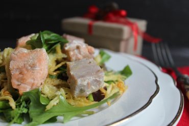 Cubotti di tonno e salmone su misticanza e patate croccanti