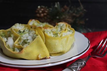 Rose di sfoglia ripiene di baccalà e broccoli