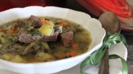 Zuppa saporita di carne e verdure