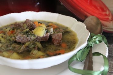 Zuppa saporita di carne e verdure