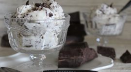 Gelato alla stracciatella – ricetta con e senza gelatiera