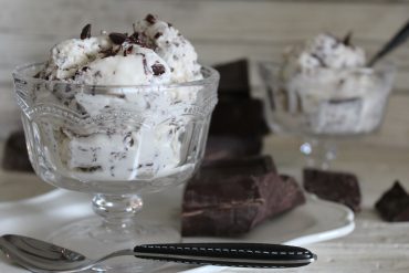 Gelato alla stracciatella – ricetta con e senza gelatiera