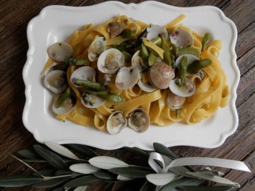 Tagliatelle con asparagi e lupini