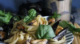 Linguine con le cozze al basilico e pangrattato