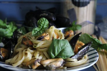 Linguine con le cozze al basilico e pangrattato