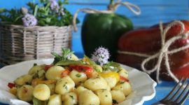 Chicche di patata ai peperoni ed erbe aromatiche