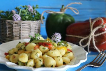 Chicche di patata ai peperoni ed erbe aromatiche