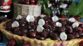 Crostata con ciliegie fresche e crema pasticcera al limone