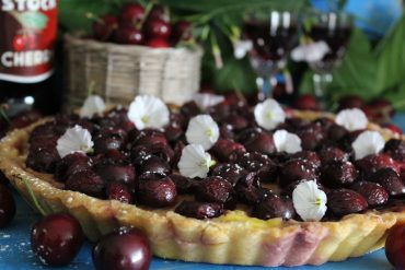 Crostata con ciliegie fresche e crema pasticcera al limone