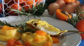 Tortelloni ripieni di squacquerone con albicocche al rosmarino