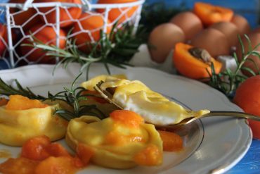 Tortelloni ripieni di squacquerone con albicocche al rosmarino