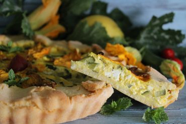 Torta salata con briseé alla semola e formaggio ripiena di zucchine menta e feta