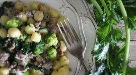 Chicche di patata con impasto di salame e cime di rapa