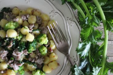 Chicche di patata con impasto di salame e cime di rapa