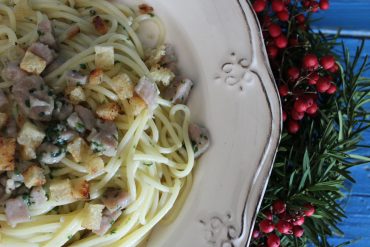 Spaghetti di mezzanotte al tonno e briciole