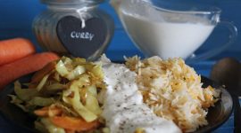 Riso pilaf con verdure al curry e crema di panna all’aglio e pepe  