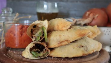 Panzerotti ripieni di scarola e olive nere con salsa agropiccante