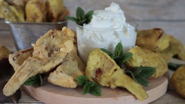 Carciofi fritti in 2 pastelle e salsa allo yogurt greco con menta