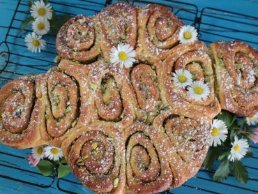 Colomba di rose al pistacchio