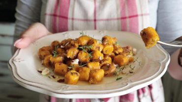 Gnocchi di zucca al burro acciughe e nocciole